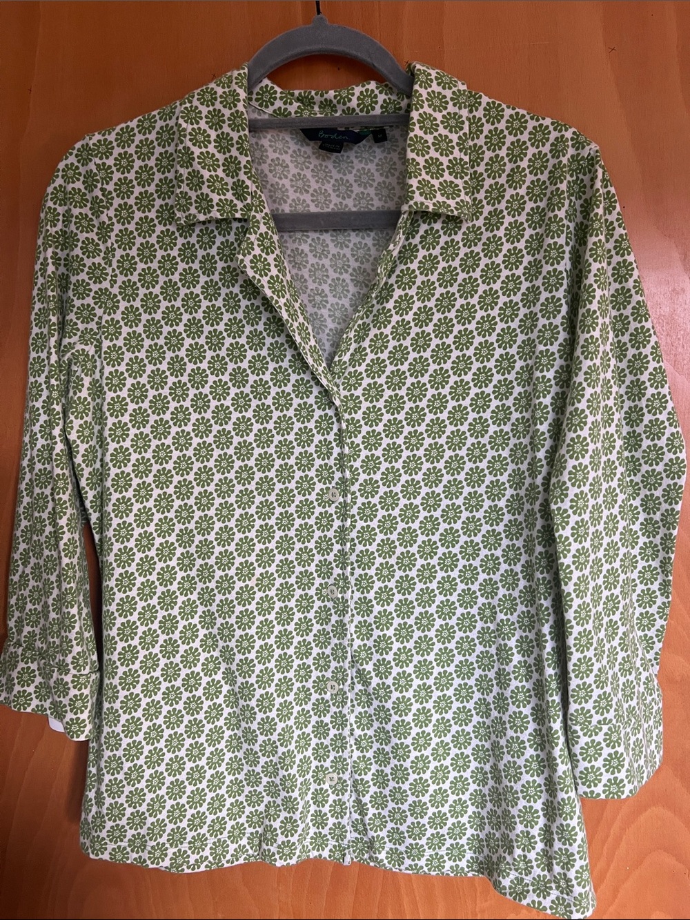 Boden top with petit green flowers.